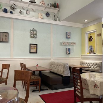 MeeMa’s - Cute tables and booth seating available - Breakfast & Brunch Near Me - Long Beach, California