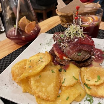 El Sur - Chili, sauce, steak, goat cheese, steak potato chips - Tapas Bars Near Me - Madrid, M