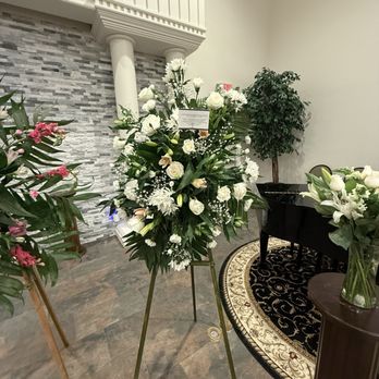 Flowers By Nora - What was received for a "deluxe" - Floral Designers Near Me Flowers By Nora - What was received for a "deluxe" - Floral Designers Near Me