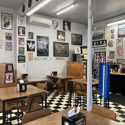 Momo’s Burgers - Decor, tables