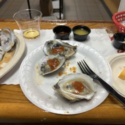 Slammin Sammy's Oyster Bar - Excellent local oysters (plus bourbon)