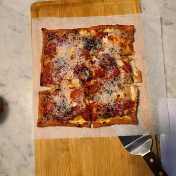 PI LA Pizza - Pepperoni, sausage and onion - Pizza Near Me - Los Angeles, California PI LA Pizza - Pepperoni, sausage and onion - Pizza Near Me - Los Angeles, California