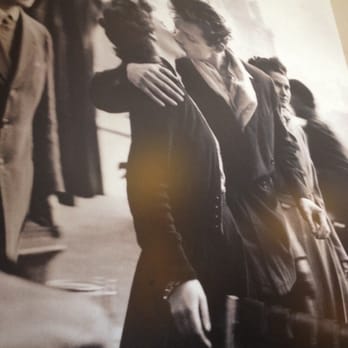 Cocteau - Una increible fotografia de Robert Doisneau al interior del café - Bakeries Near Me - Santiago, RM