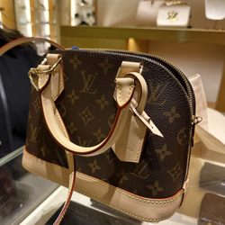Louis Vuitton McLean Tysons Galleria - (ALMA BB) that the client advisor is showed me.