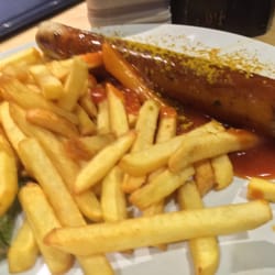 Gaststätte Bei mir zu Haus - Bei mir zu Haus: Risencurrywurst mit Pommes