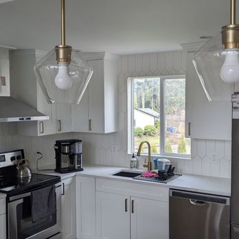 Distinct Remodeling - New kitchen cabinets, molding, backsplash & hood after remodel - General Contractors Near Me - Bellevue, Washington Distinct Remodeling - New kitchen cabinets, molding, backsplash & hood after remodel - General Contractors Near Me - Bellevue, Washington