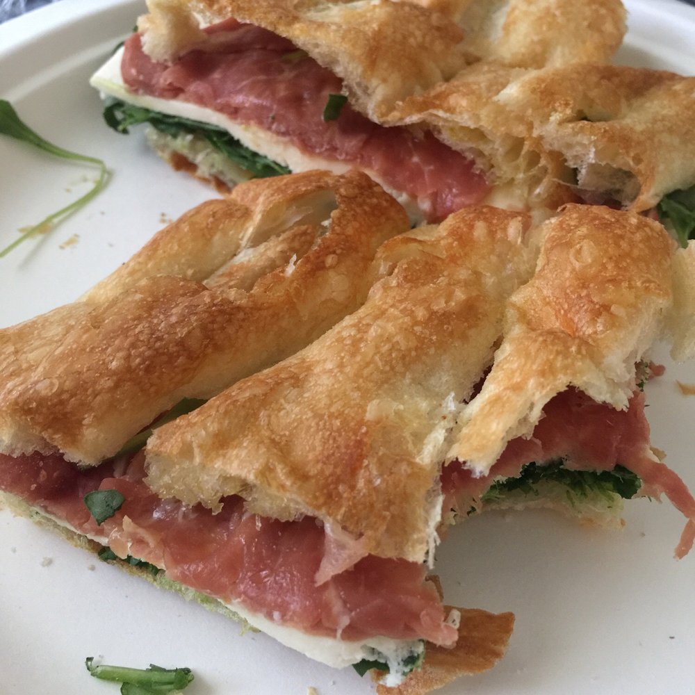 Focaccia, prosciutto, mozzarella and arugula Focaccia, prosciutto, mozzarella and arugula