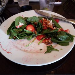 Spinach chicken salad with raspberry vinegrette