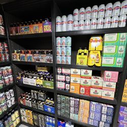 Oaks Liquor - Excellent !!! Pleasant service and a very wide quality of beers of all brands, very exotic !!! I'm in love with the Beer Cave !!!!
