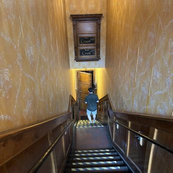 The Crown & Crow - Down some stairs. - Bars Near Me - Washington, DC, District of Columbia