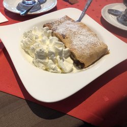 S' Cafe Im Dorf - Apfelstrudel im Dorfcafe