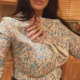 Unique 70s bell sleeve floral top. Unique 70s bell sleeve floral top.