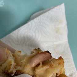 Pizzeria Claudio - Bacon pizzelos not pepperoni like I ordered, cuidado em ver mesmo o que trazem a porta