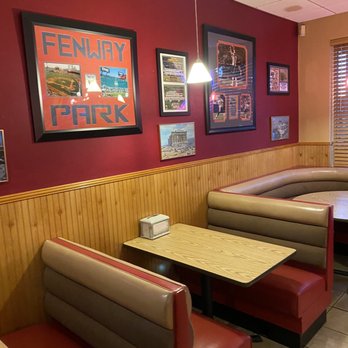 Deluxe Pizza - Inside - Pizza Near Me - Mendon, Massachusetts