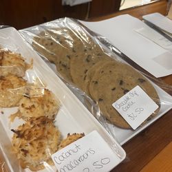 Dinghy’s - Fresh made cookies and macaroons