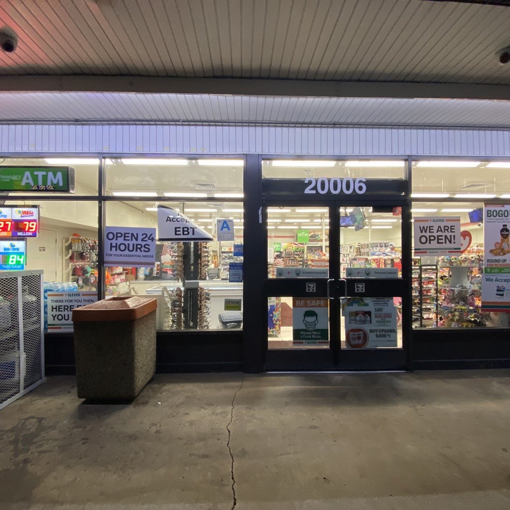 First time seeing the 7/11 close. The guy inside locked the door and totally ignore me!!!!!