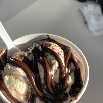 Sprinkles Ice Cream Shoppe - Cake Batter Fudge w/ Hot Fudge Topping - Ice Cream & Frozen Yogurt Near Me - Schaumburg, Illinois Sprinkles Ice Cream Shoppe - Cake Batter Fudge w/ Hot Fudge Topping - Ice Cream & Frozen Yogurt Near Me - Schaumburg, Illinois