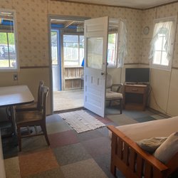 Lusky's Lakefront Cottages