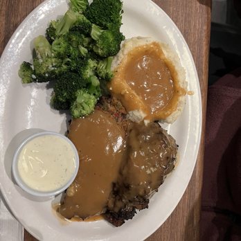 Cheddar's Scratch Kitchen - Meatloaf w mashed potatoes and steamed broccoli - Comfort Food Near Me - Branson, Missouri