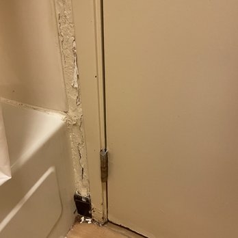 Red Roof PLUS+ Gainesville - Bathroom wall - Hotels Near Me - Gainesville, Florida Red Roof PLUS+ Gainesville - Bathroom wall - Hotels Near Me - Gainesville, Florida