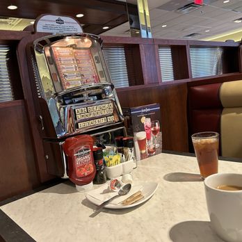 Silver Diner - Juke box at table for playing oldies - New American Near Me - Frederick, Maryland