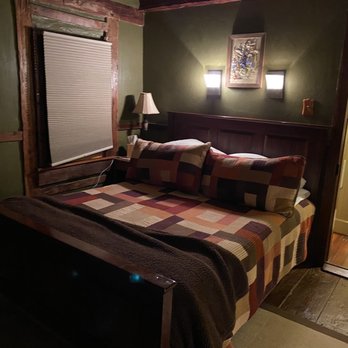 The Crossroads Inn - Bedroom and bathroom upstairs - Bed & Breakfast Near Me - Charlottesville, Virginia The Crossroads Inn - Bedroom and bathroom upstairs - Bed & Breakfast Near Me - Charlottesville, Virginia