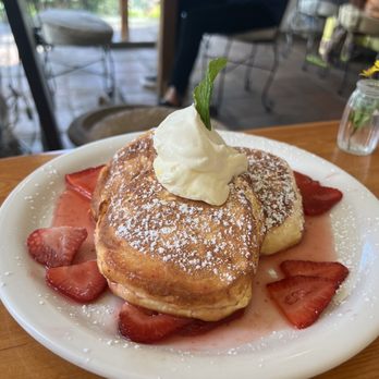 Cream Pot - Strawberry soufflé pancakes - Breakfast & Brunch Near Me - Honolulu, Hawaii Cream Pot - Strawberry soufflé pancakes - Breakfast & Brunch Near Me - Honolulu, Hawaii