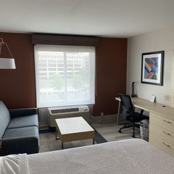 Holiday Inn Express & Suites Cincinnati - Mason - Sitting and desk area