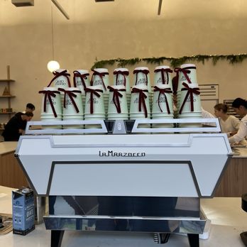 Croffle Crew - Cute Xmas decor - Desserts Near Me - Happy Valley, Oregon