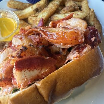 Boston Sail Loft - Lobster roll - Bars Near Me - Boston, Massachusetts