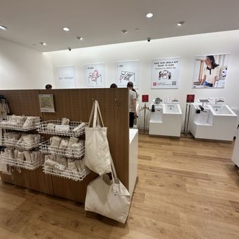 Uniqlo - Men's Clothing Near Me - Rocky View, Alberta
