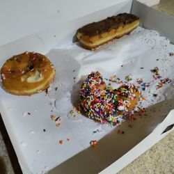 Barney's Bakehouse Bakery - I do not like donuts but OMG! These are excellent. Barney's uses high end ingredients and it shows.