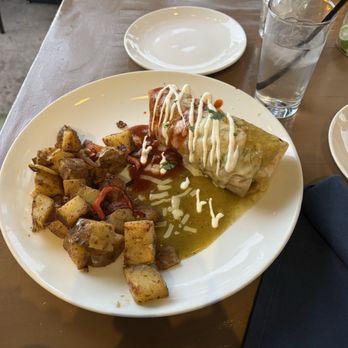 Casa Chida - Burrito de pollo con salsa verde y patatas mexicanas. - Mexican Near Me - Los Angeles, California Casa Chida - Burrito de pollo con salsa verde y patatas mexicanas. - Mexican Near Me - Los Angeles, California