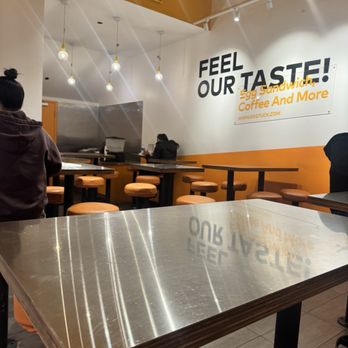 Egg Tuck - Interior - Breakfast & Brunch Near Me - Chicago, Illinois