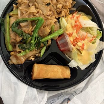 Fire Tiger Thai Food - Pad See Ew with chicken - Thai Near Me - Whittier, California Fire Tiger Thai Food - Pad See Ew with chicken - Thai Near Me - Whittier, California