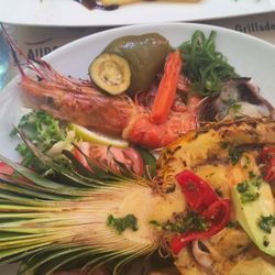 Meeresfrüchte in einer Ananas serviert.