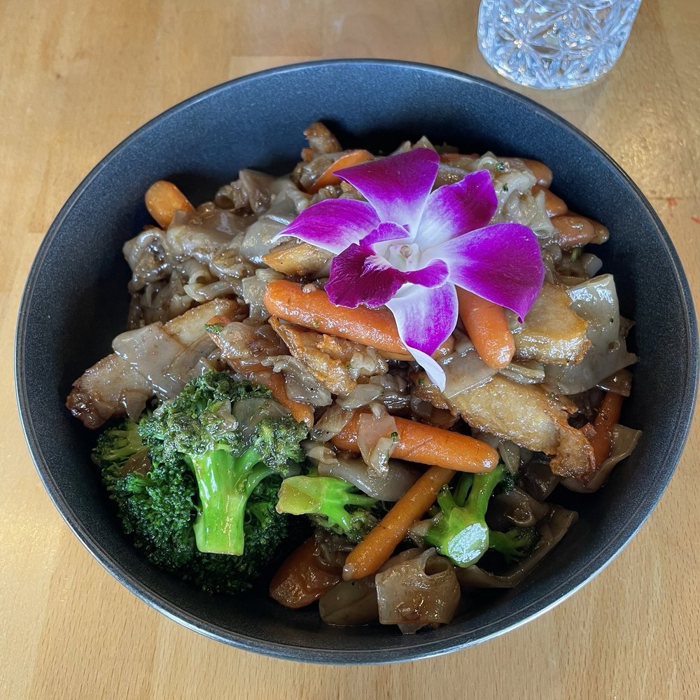 Jay Pad See Ew with vegetarian soy nuggets - so good Jay Pad See Ew with vegetarian soy nuggets - so good