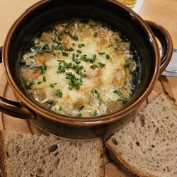 Atschel - Onion soup, 7.80 Euros of deliciousness