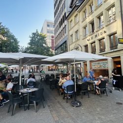 Du Midi - An diesem warmen Sommerabend sitzt es sich schön vor dem Lokal, mit  Blick auf die Fußgängerzone.