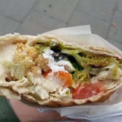 Falafel Haus - Falafel mit Salat, Hummus, geratenem Gemüse und Schafskäse