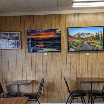 Donut Nook - Rustic wall paneling and artwork - Donuts Near Me - Vancouver, Washington