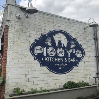 Piggy's Kitchen & Bar - Parking area - Breakfast & Brunch Near Me - Houston, Texas