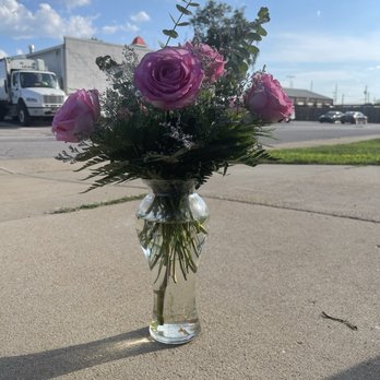 A Floral Gallery - the first arrangement with its huge weird vase - Florists Near Me - Clayton, Missouri A Floral Gallery - the first arrangement with its huge weird vase - Florists Near Me - Clayton, Missouri