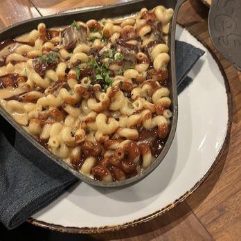 The Chocolatier - Mac n cheese-love the skillet - New American Near Me - Hershey, Pennsylvania