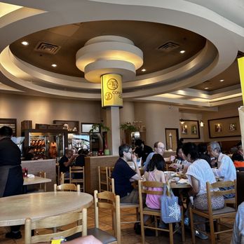 Congee Queen - a busy dining area with people sitting at tables - Chinese Near Me - North York, Ontario