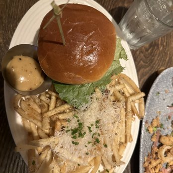 Earls Kitchen + Bar - Earl Classic Burger - New American Near Me - Boston, Massachusetts
