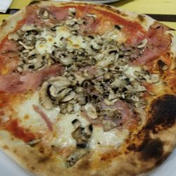 Pizzeria All'oca di Pulcinella - Prosciutto and mushroom pizza