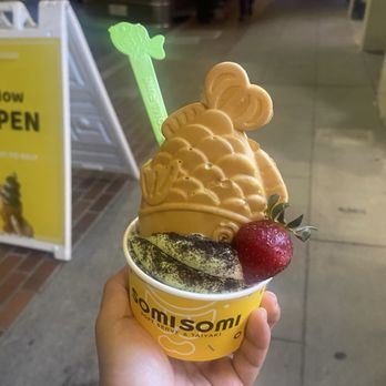 Somisomi - Upside down matcha and milk tea swirl with red bean custard and Oreo crumble. - Ice Cream & Frozen Yogurt Near Me - San Mateo, California Somisomi - Upside down matcha and milk tea swirl with red bean custard and Oreo crumble. - Ice Cream & Frozen Yogurt Near Me - San Mateo, California