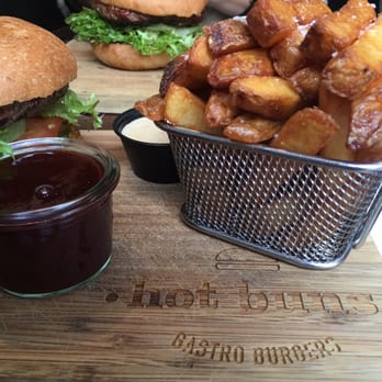 Hot Buns - The food is served on wooden carved cutting boards. - Burgers Near Me - København K, 84 Hot Buns - The food is served on wooden carved cutting boards. - Burgers Near Me - København K, 84