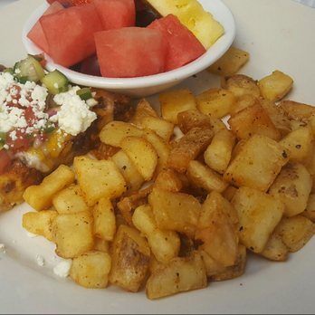 Twisted Willow - Chorizo Quiche with potatoes and fruit - New American Near Me - Port Washington, Wisconsin Twisted Willow - Chorizo Quiche with potatoes and fruit - New American Near Me - Port Washington, Wisconsin